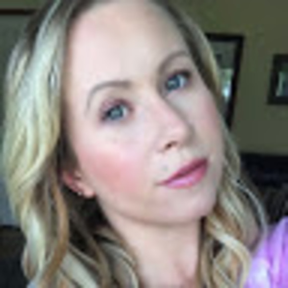 Profile Picture of Andrea Konrad (@konradgirls) on Poshmark