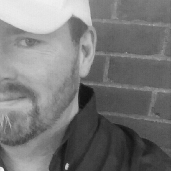 Profile Picture of David Quinlan (@david_quinlan) on Poshmark