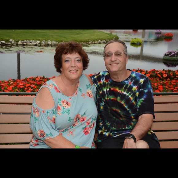 Profile Picture of Lori Glaze (@loglaze12) on Poshmark