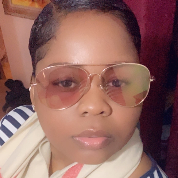 Profile Picture of Rachelle Faublas (@shashoodous21) on Poshmark