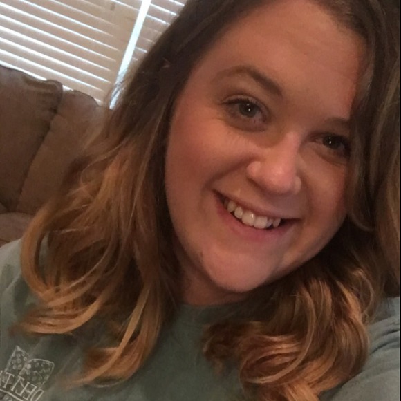 Profile Picture of Elizabeth Nickell (@lizzienickell) on Poshmark