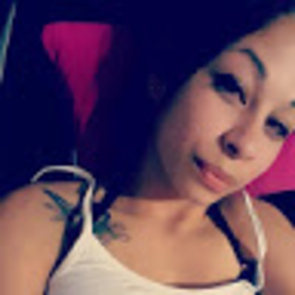 Profile Picture of Clarissa Barrozo (@uniqueb_22) on Poshmark