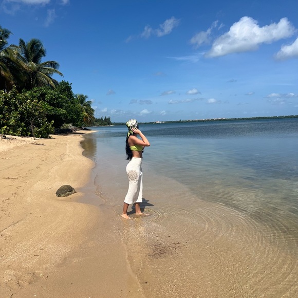 Profile Picture of Eli Leon (@elisabethleon) on Poshmark