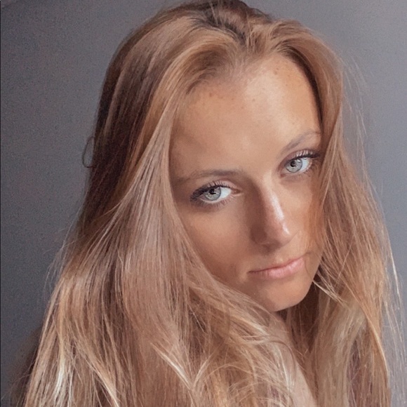 Profile Picture of Sara Williamsen (@saramaryann) on Poshmark