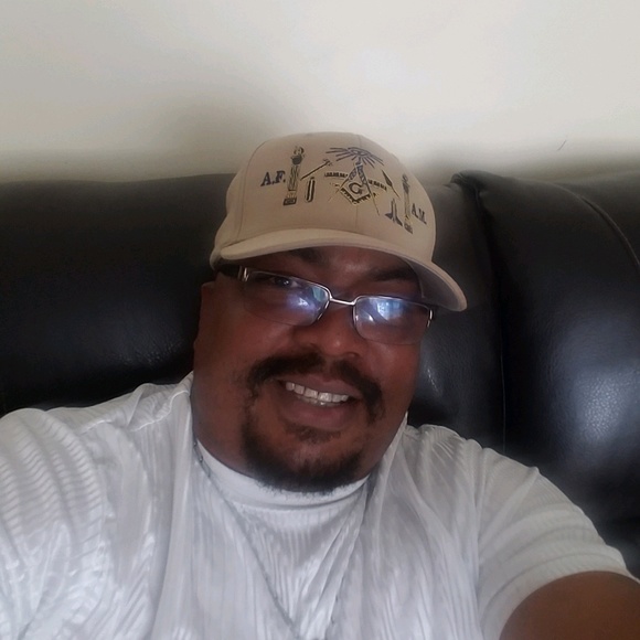 Profile Picture of Michael Apple (@michaelmnv1) on Poshmark