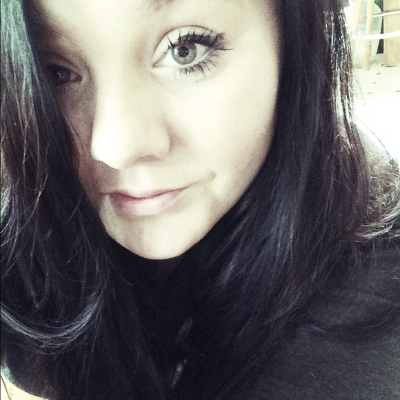 Profile Picture of Monique Bennett (@mrsbee0207) on Poshmark