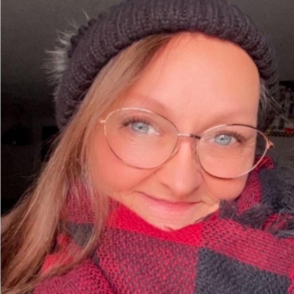Profile Picture of Cynthia Goodman (@cynthiagoodm184) on Poshmark