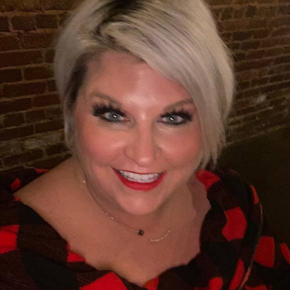 Profile Picture of Melanie Evatt (@melanieevatt) on Poshmark