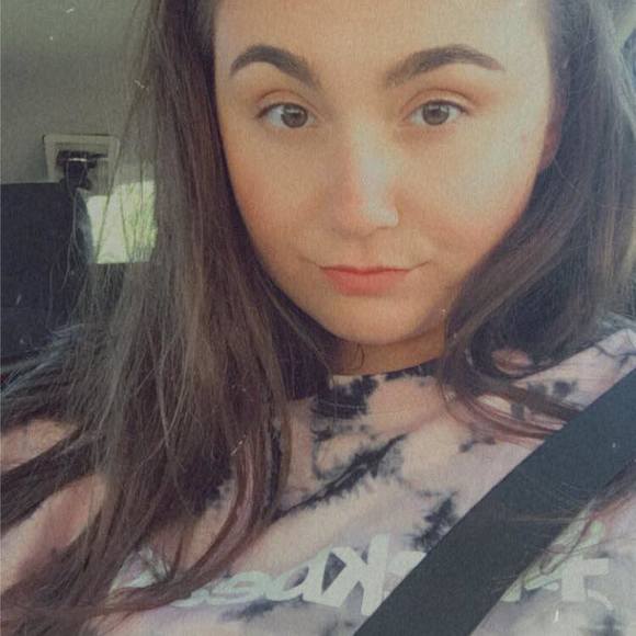 Profile Picture of Rachel Skalski (@rachelskalski) on Poshmark