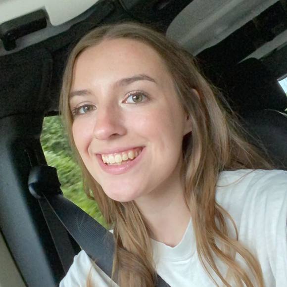 Profile Picture of Emily Daniels (@emily_daniels) on Poshmark