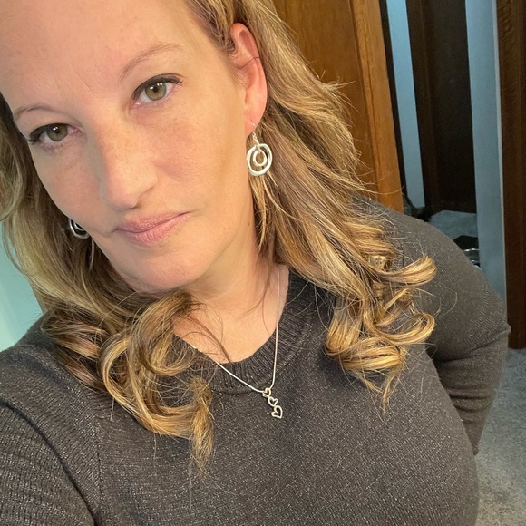 Profile Picture of Dawn Ebert (@two_reazons) on Poshmark