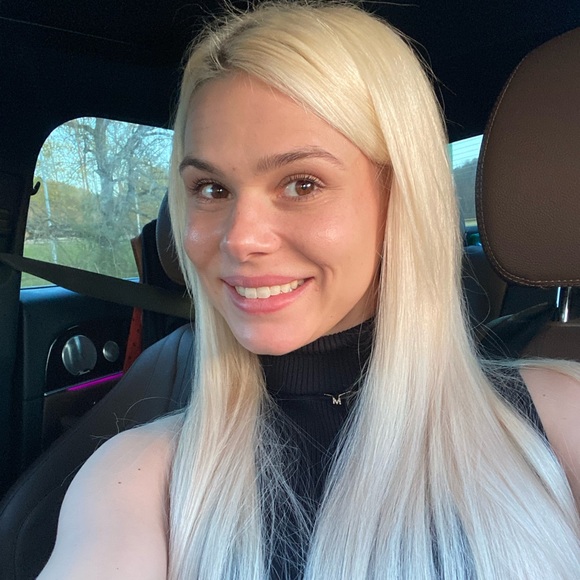 Madison Townson - Poshmark Profile Picture of Madison Townson (@madison_townson) on Poshmark