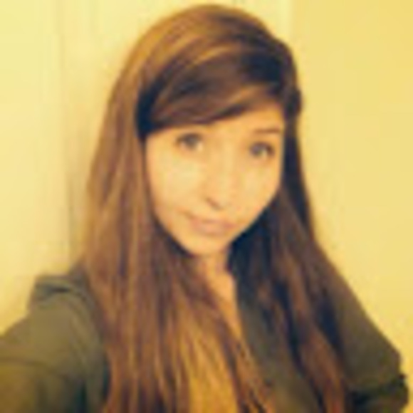 Profile Picture of Elizabeth Crutsinger (@ecrutsinger) on Poshmark