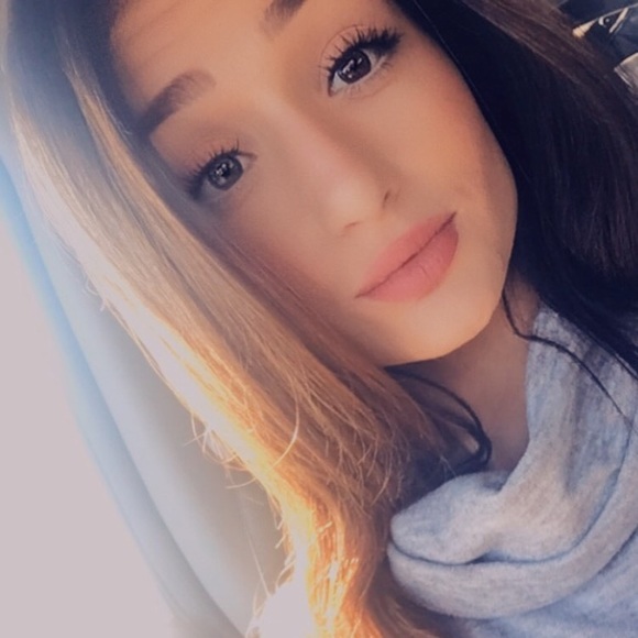 Profile Picture of Gianna Wright (@gwright118) on Poshmark