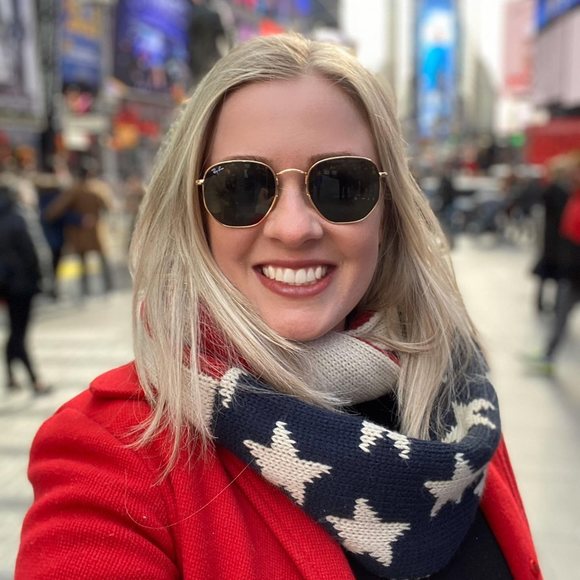 Profile Picture of Amanda Silvério (@amandarenan21) on Poshmark