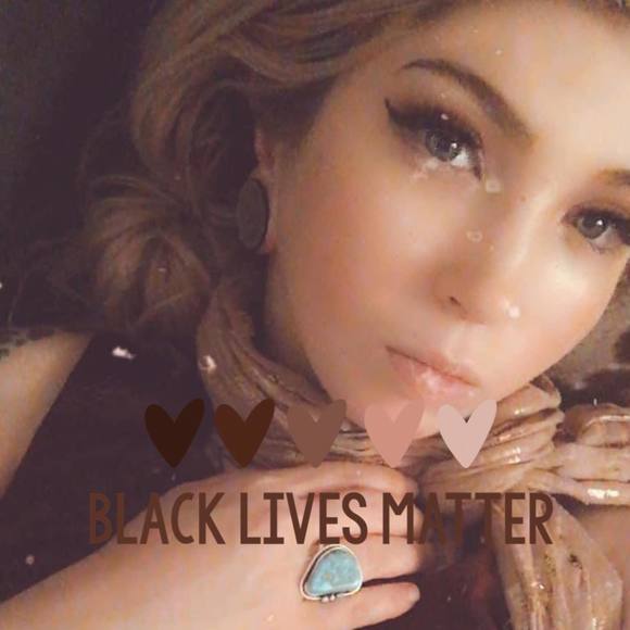 Profile Picture of Tiara Transue (@tiaratransue) on Poshmark