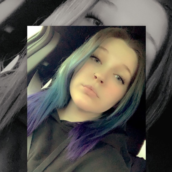 Profile Picture of Destanie Czarnecki (@destanieczar) on Poshmark