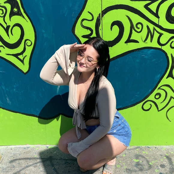 Profile Picture of Haylee Kiser (@hayscloset777) on Poshmark