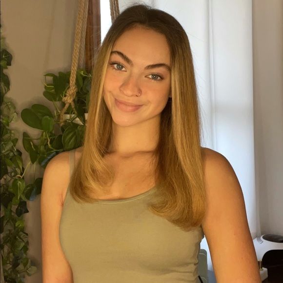 Profile Picture of Emily Bandinelli (@emilybandinelli) on Poshmark