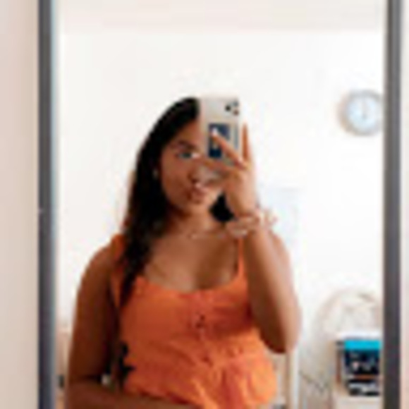 Profile Picture of Julia Gillego (@julgillego) on Poshmark