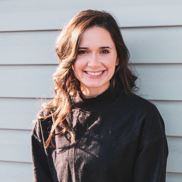 Profile Picture of Michaela Lenhart (@michaela927) on Poshmark