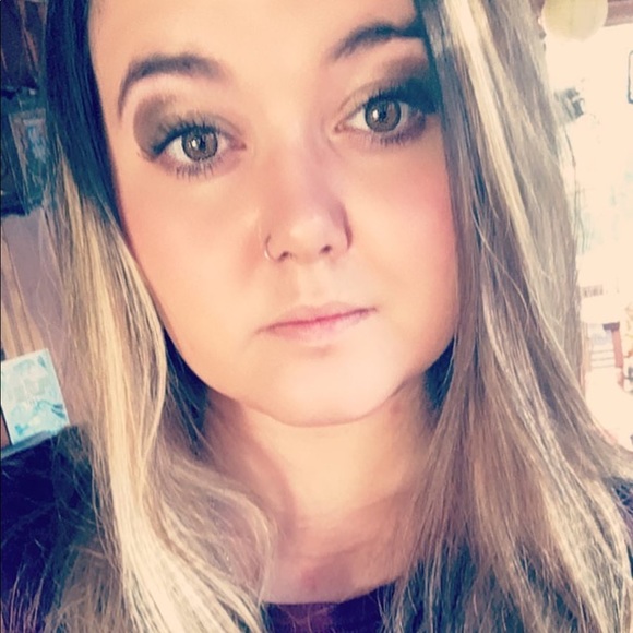 Profile Picture of Bailey Warden (@bailey_warden) on Poshmark