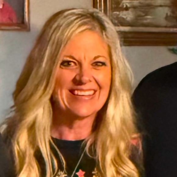 Profile Picture of Lori Dixon (@viennahouse20) on Poshmark