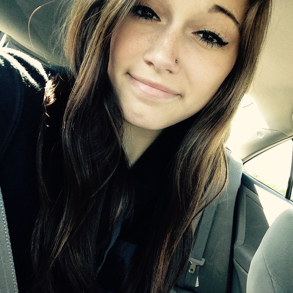 Profile Picture of Sara Tollaksen (@saratollaksen) on Poshmark