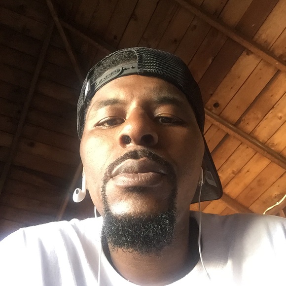 Profile Picture of Derek Wright (@brokeboi86) on Poshmark