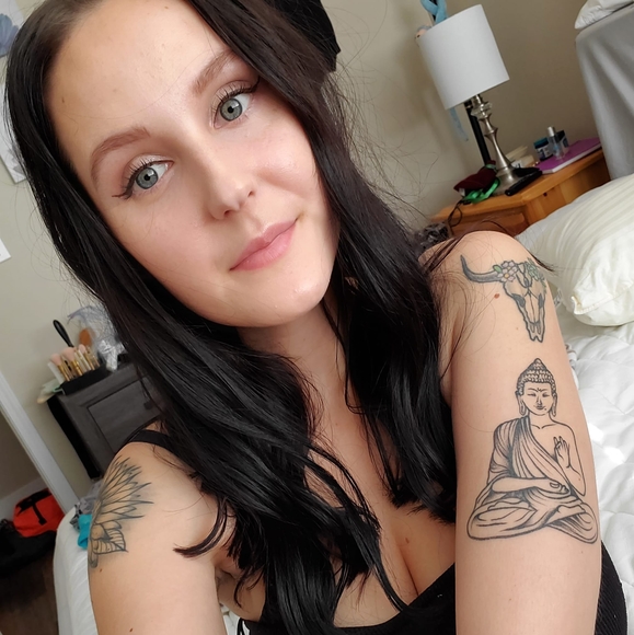 Profile Picture of Daniella Hanoski (@daniellahanoski) on Poshmark