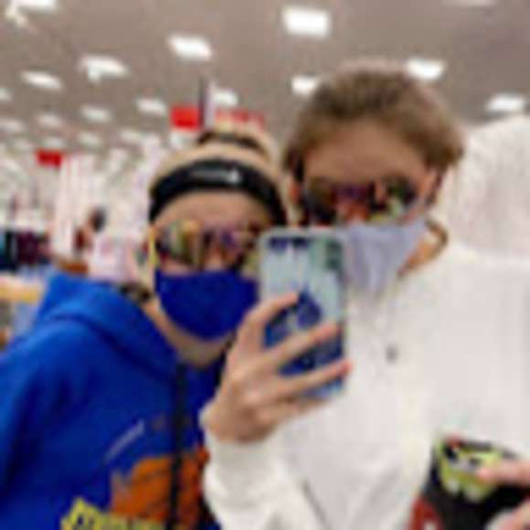 Profile Picture of Khloe Burnstad (@burkhlo27) on Poshmark