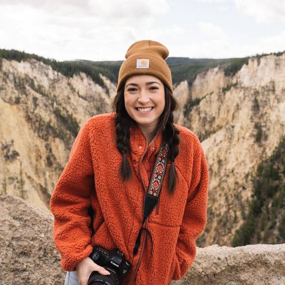 Profile Picture of Olivia Hinton (@olive1034) on Poshmark