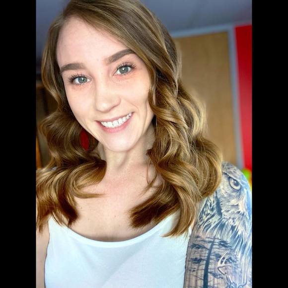 Profile Picture of Tori Enderson (@torienderson) on Poshmark