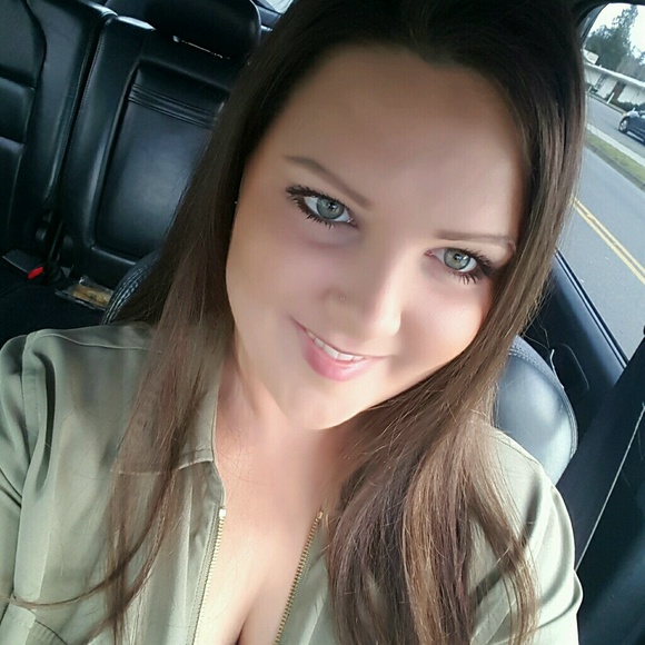 Profile Picture of Correen Almaraz (@correenm) on Poshmark