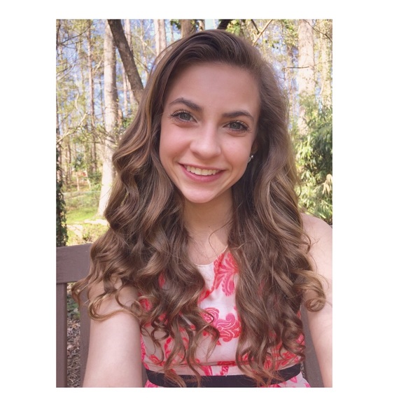 Profile Picture of Cecelia Flores (@cecelia88) on Poshmark