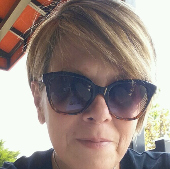 Profile Picture of Virginia Broersms (@virginiakaye) on Poshmark