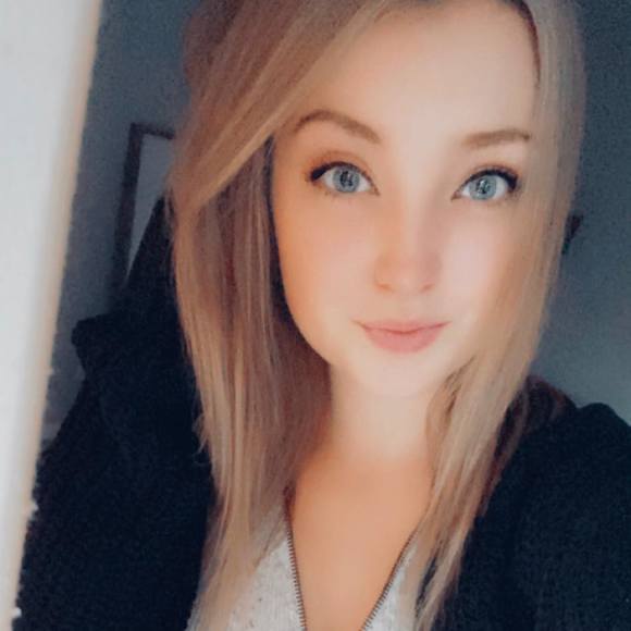 Profile Picture of Kristy Gromada (@hotpinklove5) on Poshmark