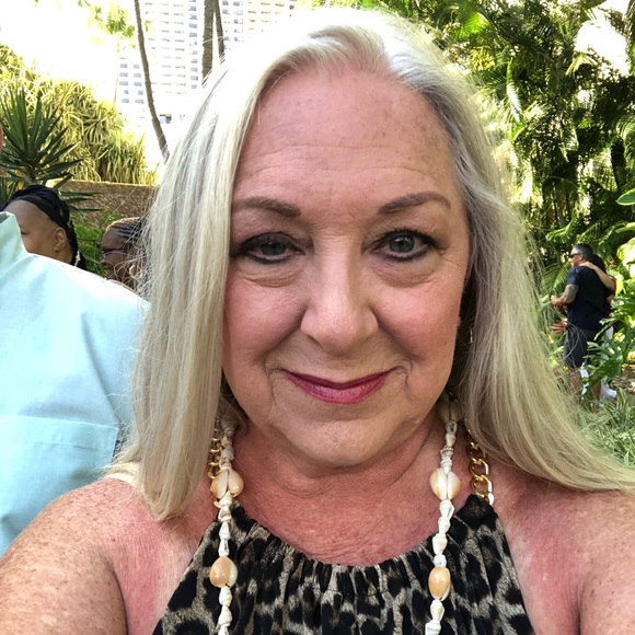 Profile Picture of April Curtis (@lavonne99) on Poshmark