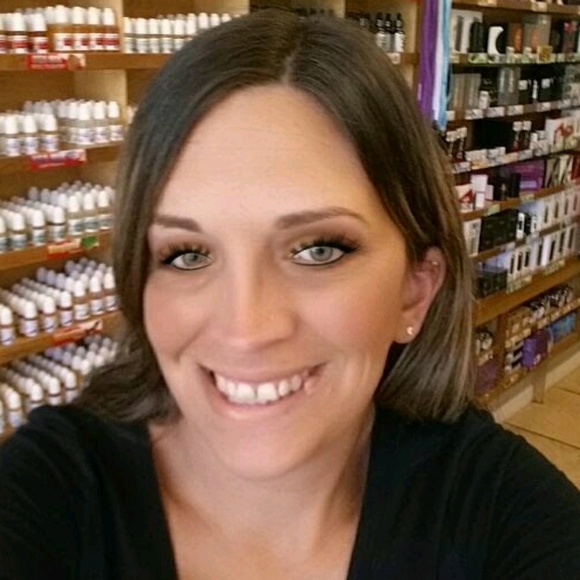 Profile Picture of Wendy Fralix (@wendymtodd1) on Poshmark