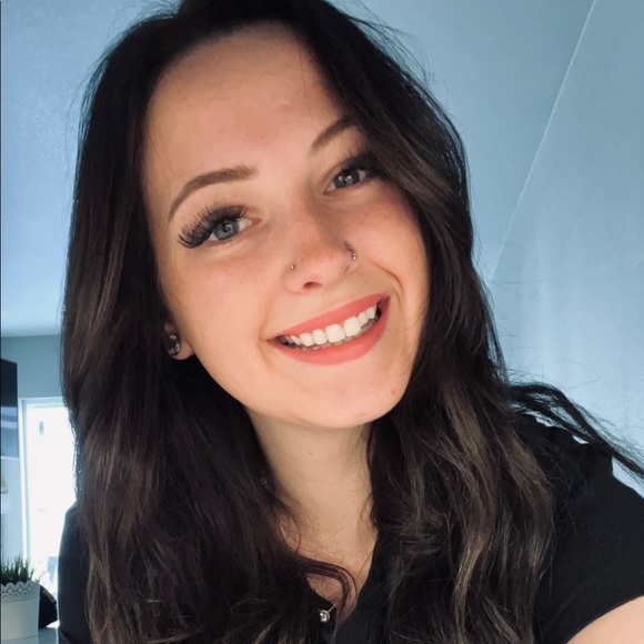 Profile Picture of Kelsey Schaefer (@kelseyschaffer) on Poshmark
