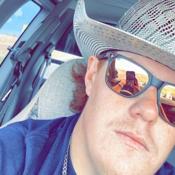 Profile Picture of Andrew Salazar (@andrewsalazar37) on Poshmark