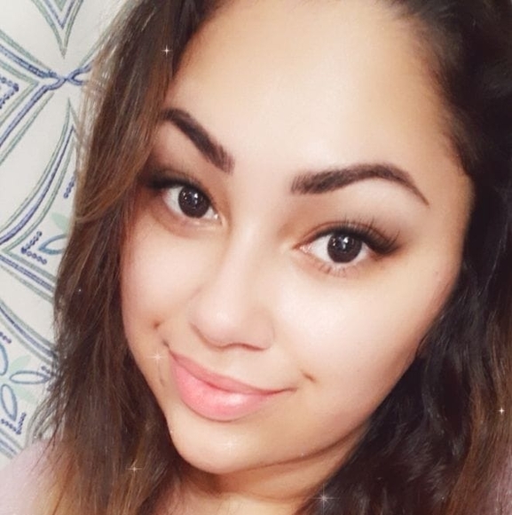 Profile Picture of Amber Robles (@arrobles) on Poshmark