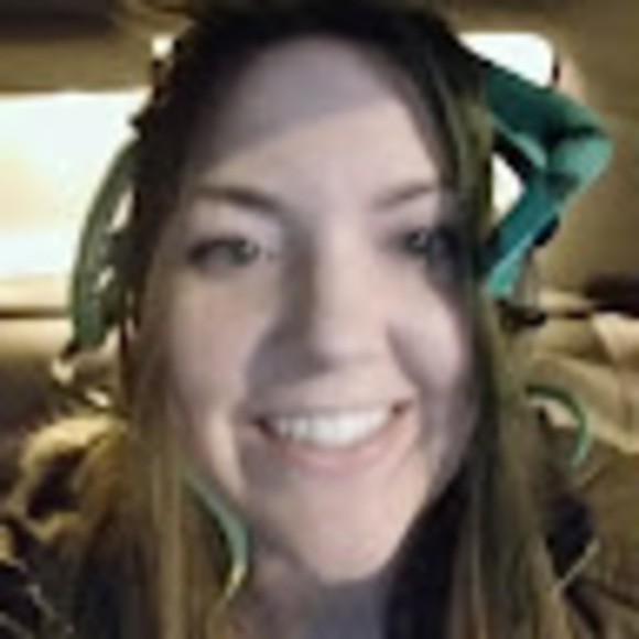 Profile Picture of Elizabeth Arumilli (@earumilli) on Poshmark