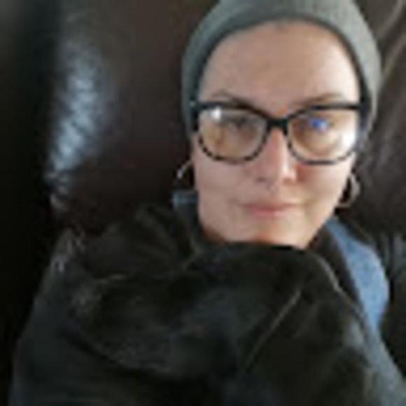 Profile Picture of Alice Weller (@aliceweller95) on Poshmark