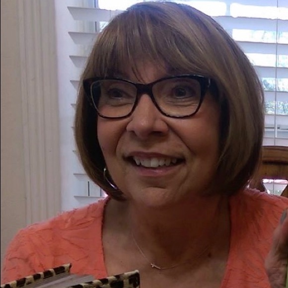 Carolyn Hyden - Poshmark Profile Picture of Carolyn Hyden (@hydcar) on Poshmark