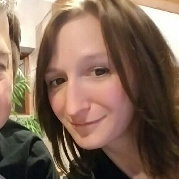 Profile Picture of Stefanie Custard (@stefaniecustard) on Poshmark