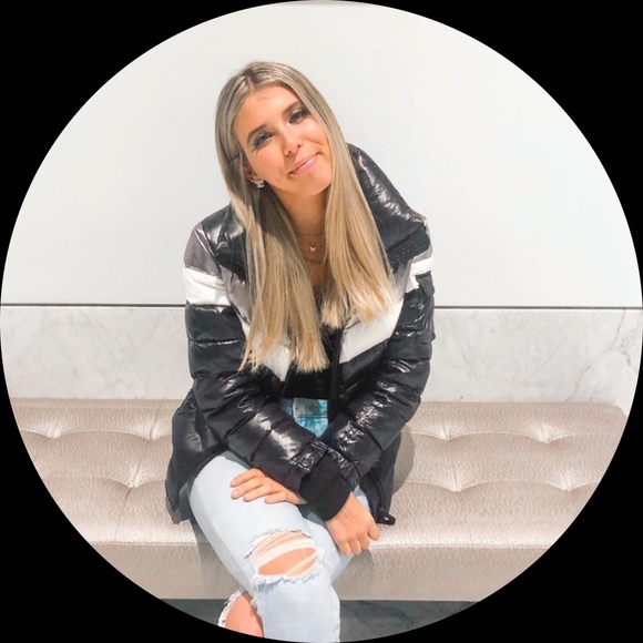 Profile Picture of Dani Levy (@danilevycloset) on Poshmark