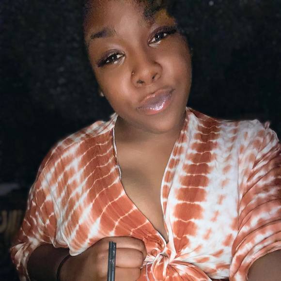 Profile Picture of Emari Turnage (@meme_tnge) on Poshmark