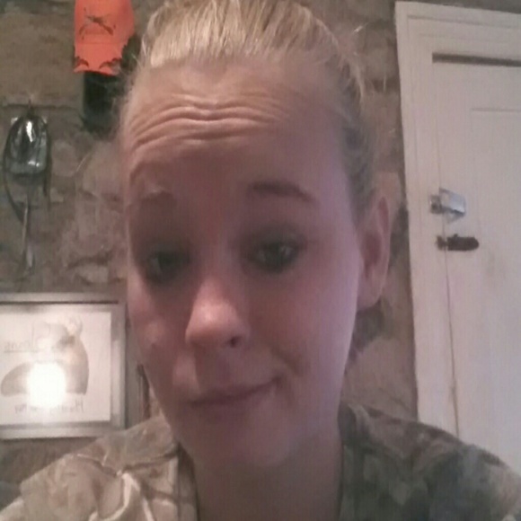 Profile Picture of April Bates (@aebates92) on Poshmark