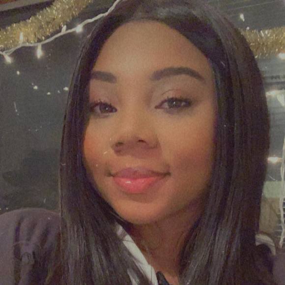 Profile Picture of Katera Amann (@katera_amann) on Poshmark